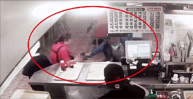 50대 남성 피의자가 13일 인천시 남동구 구월동의 대형 상업시설 씨앤씨(See&See) 건물 2층 식당가에서 마주친 여성을 향해 흉기를 휘두르고 있다.사진은 CCTV 영상 캡처.연합뉴스