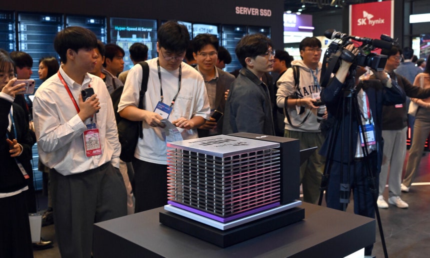 14일 서울 강남구 코엑스에서 열린 '제28회 반도체대전'을 찾은 관람객들이 SK하이닉스 부스를 살펴보고 있다. 권현구 기자