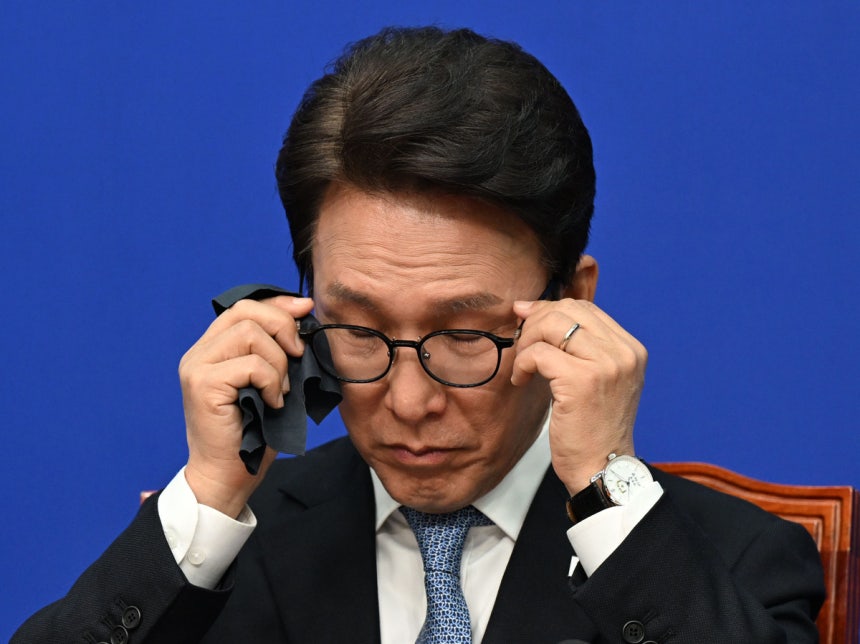 김민석 더불어민주당 대표가 지난 14일 서울 여의도 국회에서 열린 최고위원회의에서 안경을 고쳐쓰고 있다. 이한형 기자