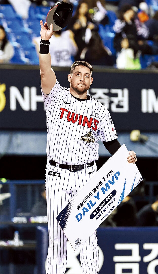 14일 결승 투런포를 터뜨려 데일리 최우수선수(MVP)로 선정된 오스틴 딘. 연합뉴스