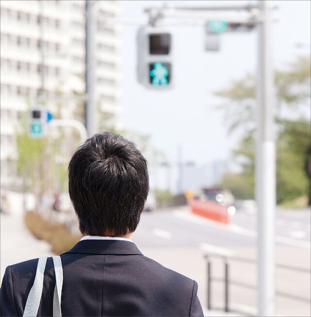 베이비박스 출신 아이들이 벌써 중·고등학생이 됐다. 사춘기에 접어든 아이들은 정서적 어려움을 호소하기도 한다. 사진은 한 학생이 교복을 입은 채 나아가야 할 곳을 바라보는 모습. 게티이미지 뱅크