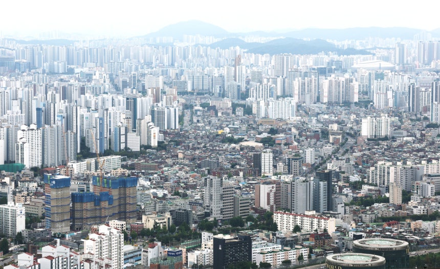 서울 영등포구 여의도 63빌딩 전망대에서 바라본 시내 곳곳에 자리 잡은 아파트 전경. 연합뉴스