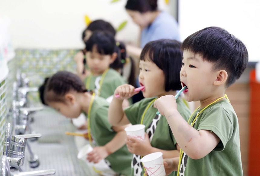 구강보건의 날(6월 9일)을 하루 앞둔 지난 6월 8일 서울 거여동 송파보건지소에서 관내 유치원 원생들이 올바른 양치 교육을 받고 있다. 송파구 제공