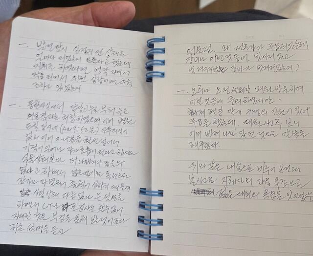 경기도 부천 공장 화재로 17일 숨진 고 김진석 소방위의 유족이 화재와 구조 상황에 대해 작성 한 수첩. 연합뉴스