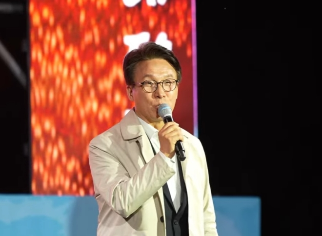 또 고개 숙인 <b>김민석</b>…<b>무대 난입</b> 논란에 “가수·관객께 죄송”