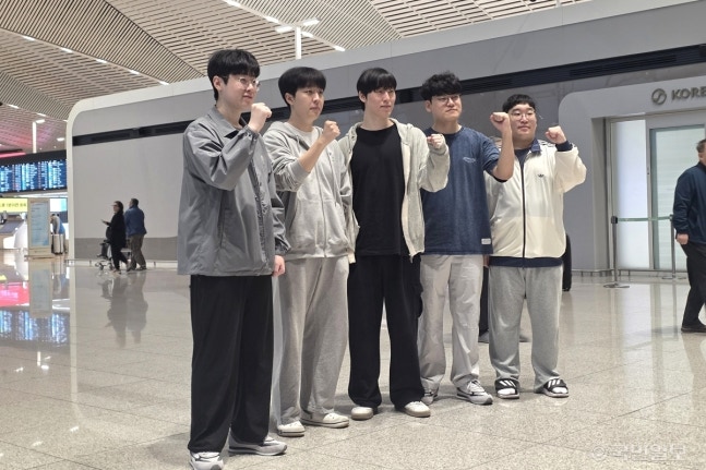 18일 인천공항을 통해 미국 텍사스 앨런으로 출국하기 전 카메라 앞에 서서 파이팅을 외치고 있는 한화생명 선수단.