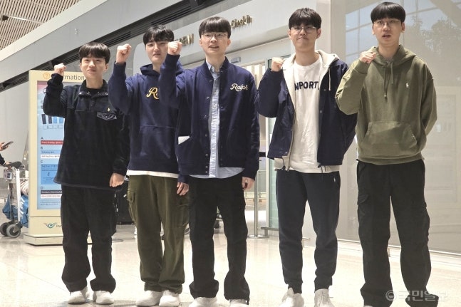 18일 인천공항을 통해 미국 텍사스 앨런으로 출국하기 전 취재진 앞에서 포즈를 취한 T1 선수단.