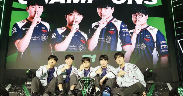FC 프로 챔피언스 컵에서 정상에 오른 뒤 기념 사진을 찍는 T1. 넥슨 제공