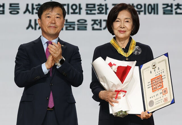 <b>홍라희</b>, 국민훈장 <b>동백장 수훈</b>…“40년 나눔 공로 인정”