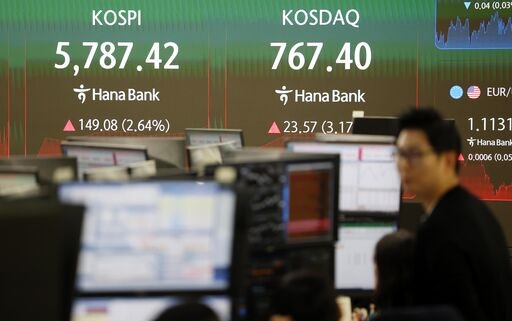 코스피가 전 거래일보다 2.23% 오른 5763.85에 개장한 28일 오전 서울 중구 하나은행 딜링룸에서 딜러들이 업무를 보고 있다. 뉴시스