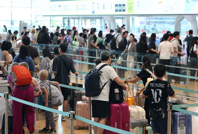 <b>인천공항</b> 1터미널 항공사 3곳 <b>발권 중단</b>…출국 차질