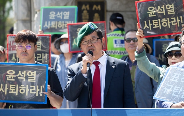 ▲유튜버 김상진씨가 2019년 5월 7일 오후 서초구 서울중앙지검 앞에서 기자회견을 하고 있는 모습. 당시 그는 윤석열 서울중앙지검장 집 앞에서 협박 방송을 한 혐의를 받았고 검찰은 이날 김씨를 피의자로 소환할 계획