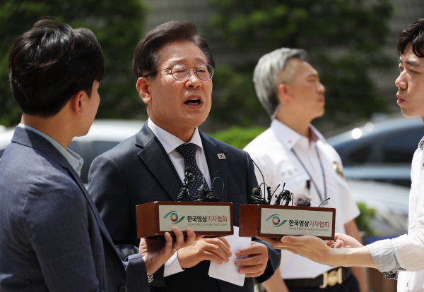 ▲民主黨領導人Lee Jae -Myung在記者面前講話，然後參加了14日在首爾市首校 - 唐頓市首爾中央地方法院舉行的公共選舉法審判。yonhap新聞