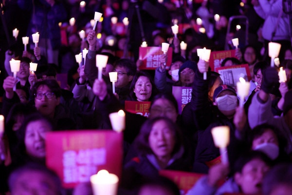 "내란죄 윤석열 체포" 박근혜 이후 8년 만에 <b>촛불</b> 든 시민들