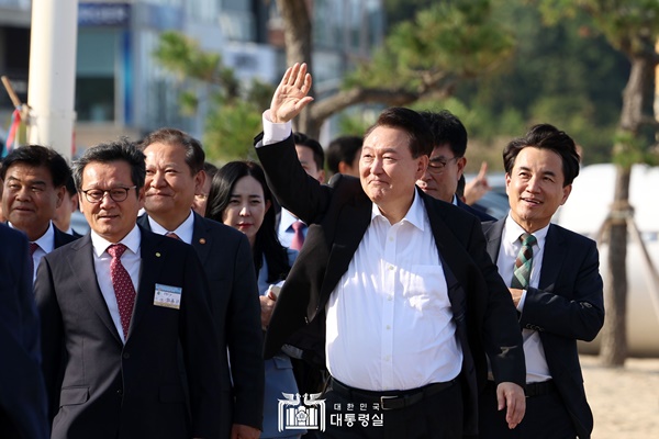 ▲지난해 10월17일 윤석열 대통령이 '바르게살기 행사'를 마친 후 예고 없이 강원도지사, 강원도특별자치도의회 의장, 강릉시장, 삼척시장 등 이날 행사 참석자들과 함께 강문해변에 들러 경포 바다를 둘러보며 강릉 시민