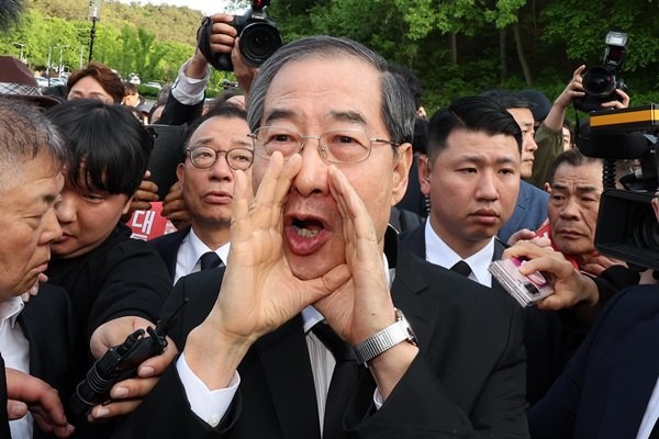 ▲지난 2일 오후 광주 북구 국립 5·18 민주묘지를 찾은 한덕수 전 총리가 광주비상행동 등 시민·사회단체 관계자들의 반발에 가로 막히자 "저도 호남사람" "통합해야한다" "서로 사랑해야 한다"라며 참배를 호소하고