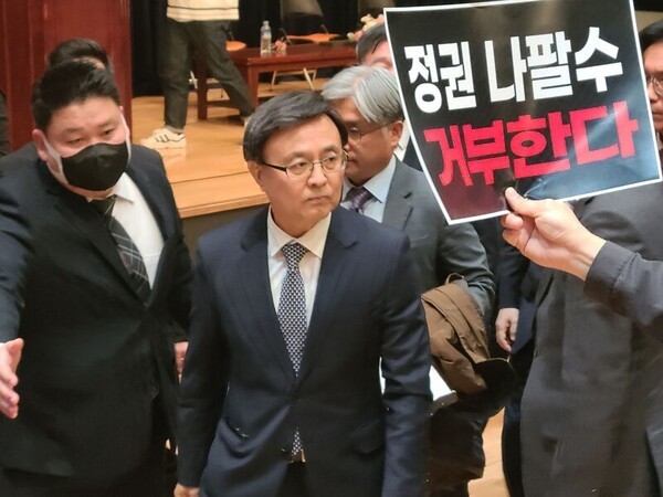 ▲김백 YTN 사장이 본인 취임에 항의하는 구성원을 바라보고 있다.사진=김예리 기자