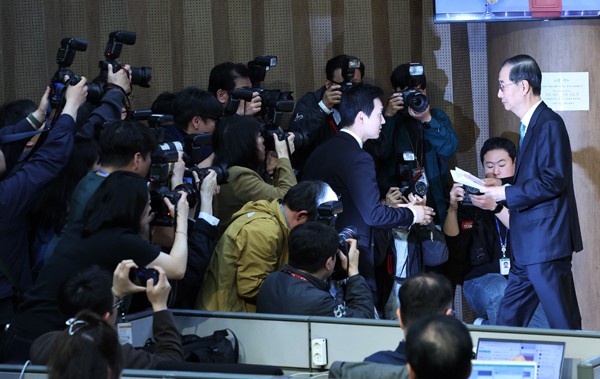 ▲ 5월2일 한덕수 전 국무총리가 서울 여의도 국회 소통관에서 대통령 선거 출마 선언을 마친 뒤 단상에서 내려오고 있다.ⓒ연합뉴스
