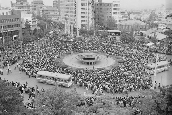 ▲1980년 5월 5·18 분수 앞에 모인 광주 시민들.촬영자=나경택,사진=5·18기념재단