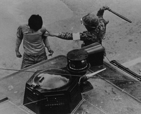 ▲1980년 5월 계엄군에게 폭행당하는 광주 시민.촬영자=이창성,사진=5·18기념재단