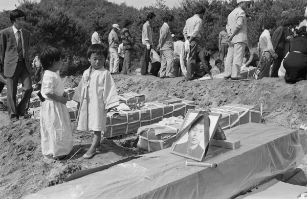 ▲1980년 5월 사망한 광주 시민들을 안장하는 모습.촬영자=나경택,사진=5·18기념재단