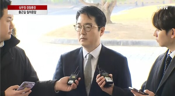 <b>검찰총장</b>-민정수석 <b>비화폰</b> 통화에 동아일보 "적당히 넘길 일 아냐"