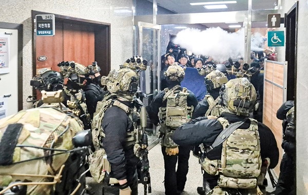 ▲ 윤석열 대통령이 지난해 12월 3일 밤 비상계엄을 선포한 가운데 지난 4일 새벽 서울 국회의사당에서 계엄군이 국회 본청으로 진입하고 있다. ⓒ연합뉴스