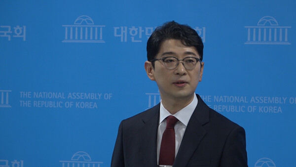 ▲주진우 국민의힘 의원이 24일 당 대표 선언 기자회견 후 백브리핑에서 기자들의 질문에 답변하고 있다. 사진=미디어오늘 영상 갈무리