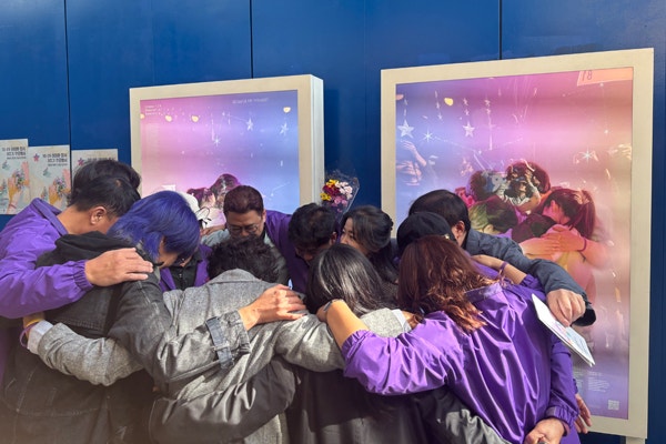 ▲ 10·29 이태원 참사 3주기를 엿새 앞둔 10월23일 이태원 참사가 일어났던 이태원역 1번 출구 인근에 전시된 추모 사진 전시 앞에서 유가족들이 서로를 껴안고 있다. ⓒ연합뉴