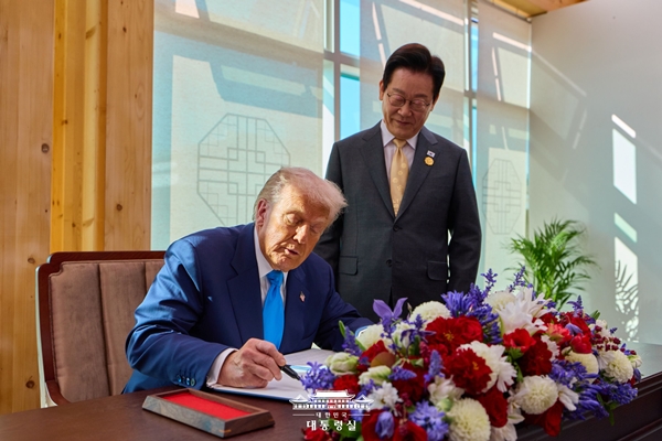 ▲ 지난달 29일 경주에서 만난 도널드 트럼프 미국 대통령과 이재명 대통령. 사진=대통령실