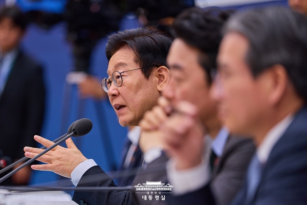 ▲ 정부부처 생중계 업무보고를 진행 중인 이재명 대통령.사진=대통령실 홈페이지.