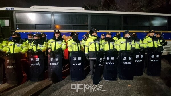 ▲지난해 12월 비상계엄 발표 이후 경찰들이 서울 영등포구에 위치한 국회의사당 쪽문에 배치된 경찰.사진=금준경 기자.