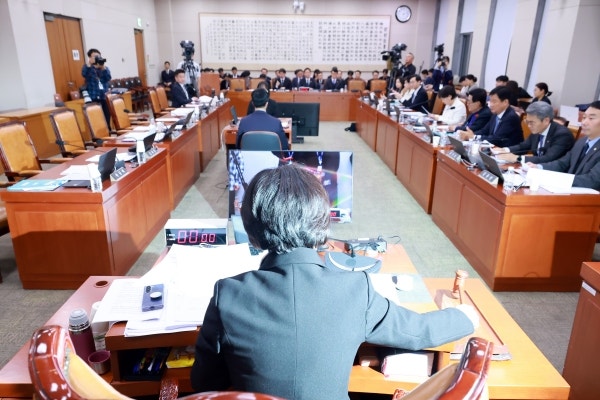 ▲지난 18일 국회 법제사법위원회 전체회의에서 위원장인 더불어민주당 추미애 의원이 정보통신망법 개정안을 국민의힘 법사위원이 퇴장한 가운데 의결하고 있다.ⓒ연합뉴스