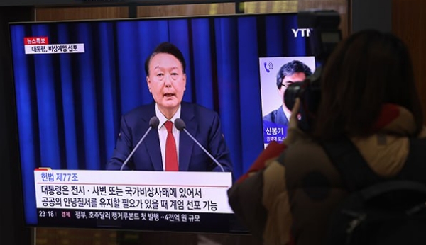 ▲ 윤석열 대통령의 비상계엄 선포를 보도하는 YTN 방송 화면을 기자가 촬영하는 모습.ⓒ연합뉴스