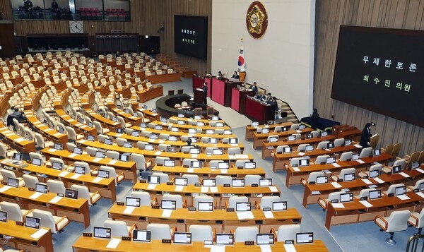 ▲최수진 과방위 소속 국민의힘 의원이 23일 여당 주도로 국회 본회의에 상정된 정보통신망법 개정안을 반대하는 필리버스터를 진행하고 있다.ⓒ연합뉴스