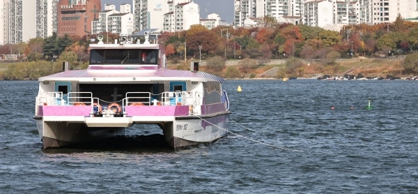 ▲서울 송파구 잠실선착장 부근에 수심이 얕은 곳을 지나다 항로를 이탈하며 강바닥에 걸린 한강버스가 멈춰서 있다.ⓒ연합뉴스