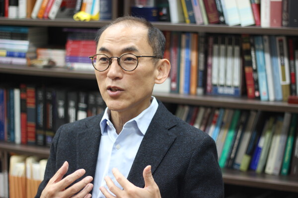 ▲고학수 서울대 법학전문대학원 교수(전 개인정보보호위원회 위원장)가 지난 29일 미디어오늘과 인터뷰하고 있다.사진=금준경 기자