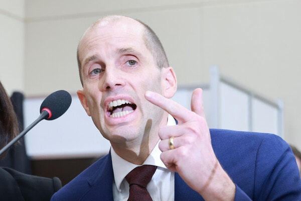 ▲해롤드 로저스 쿠팡 대표이사가 지난달 30일 쿠팡 연석청문회에서 국회가 준비한 동시통역기를 착용을 거부하고 있다.ⓒ연합뉴스