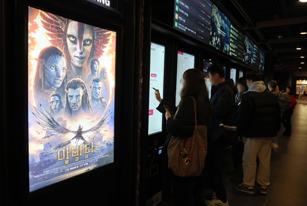 영국 가디언 "한국 영화 '거의 붕괴' 직전, K팝도 예외는 아니야"