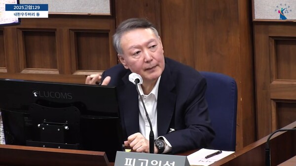 ▲윤석열 전 대통령이 내란우두머리 혐의 재판에 본인이 직접 증인을 상대로 신문하고 있다.사진=서울중앙지법 영상 갈무리.