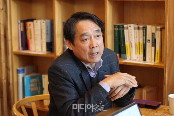 ▲이진동 뉴스버스 대표가 지난 7일 미디어오늘과 인터뷰하고 있다.사진=박서연 기자