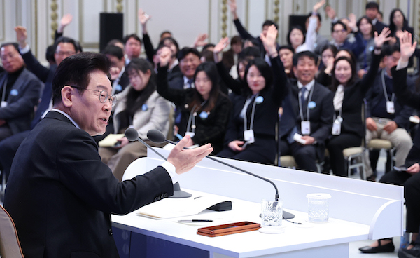 ▲ 21일 청와대 영빈관에서 신년 기자회견을 진행하고 있는 이재명 대통령과 질문하기 위해 손을 들고 있는 기자들의 모습 ⓒ연합뉴스