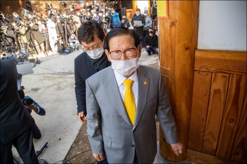 ▲이만희 신천지 총회장이 2020년 기자회견을 마치고 취재진을 뒤로하고 걸어가는 모습.ⓒ연합뉴스