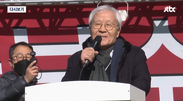 ▲조갑제 조갑제TV 대표가 지난달 31일 한동훈 전 국민의힘 대표 제명 반대 집회에 참석해 지난 윤석열 정권 3년 간 보수언론과 보수지식인이 윤석열과 손잡고 뛰어내렸다고 자성의 목소리를 내고 있다. 사진=JTBC 영