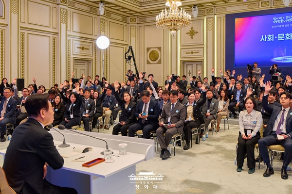 ▲ 지난달 21일 청와대에서 진행한 이재명 대통령 신년 기자회견에서 출입기자들이 손을 들어 질문 기회를 얻고 있다. 사진=청와대