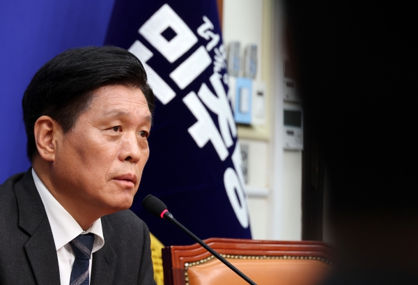 ▲더불어민주당 조승래 사무총장이 22일 국회에서 현안 관련 기자간담회를 하고 있다.    </div>

    <div class=