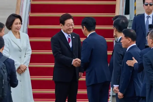 ▲이재명 대통령이 지난 1일 싱가포르 국빈 방문을 위해 성남 서울공항에서 출국하기 전 정청래 더불어민주당 대표와 악수를 나누는 장면을 촬영한 사진. 사진=유튜브 \'KTV 이매진\' 채널 게시물
