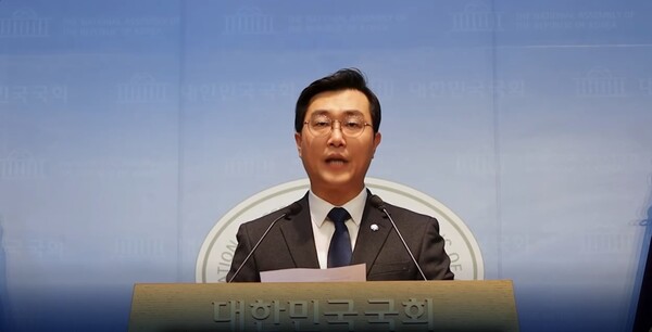 ▲장경태 더불어민주당 의원이 성추행 의혹 관련 추행이 없었다는 반박 기자회견을 하고 있다.사진=장경태TV(페이스북) 영상 갈무리