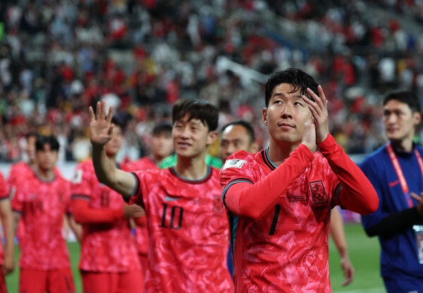 ▲2025년 6월10일 서울월드컵경기장에서 열린 2026 북중미 월드컵 아시아 3차 예선 최종전 한국과 쿠웨이트의 경기.11회 연속 월드컵 본선 진출에 성공한 한국 대표팀의 주장 손흥민이 그라운드를 돌며 팬들에게 