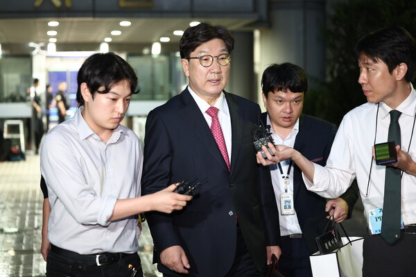 ▲권성동 국민의힘 의원이 지난해 9월16일 영장실질심사 종료 후 기자들의 질문에 답변하고 있다.ⓒ연합뉴스